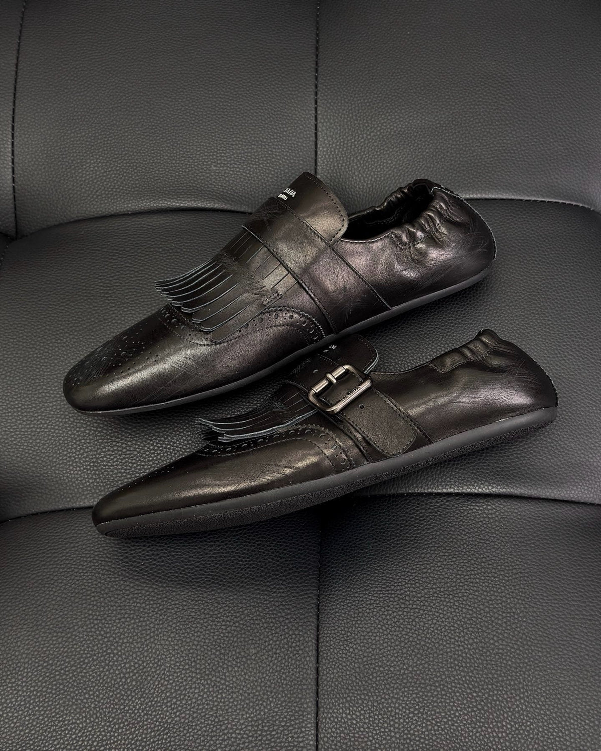 Dunkelbraune und schwarze Mules
