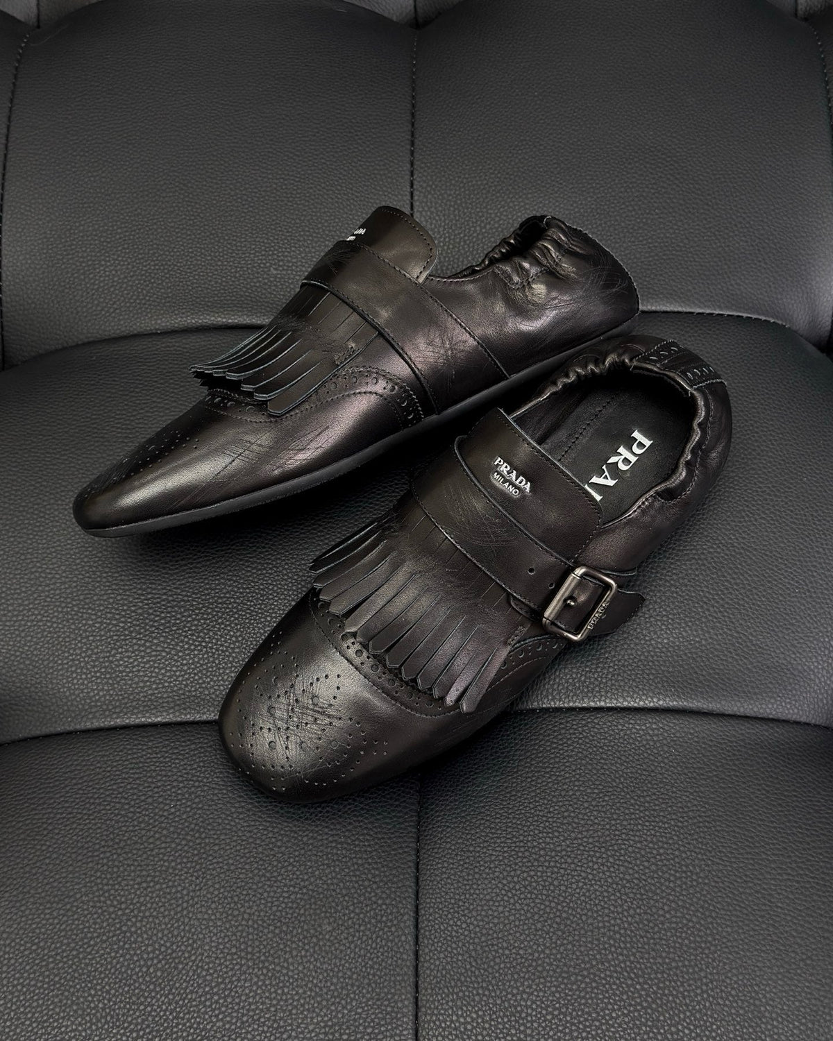 Dunkelbraune und schwarze Mules