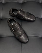 Dunkelbraune und schwarze Mules