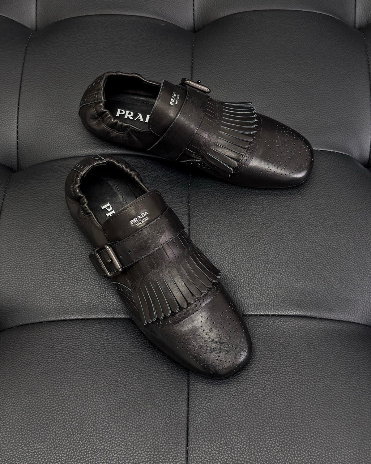 Dunkelbraune und schwarze Mules