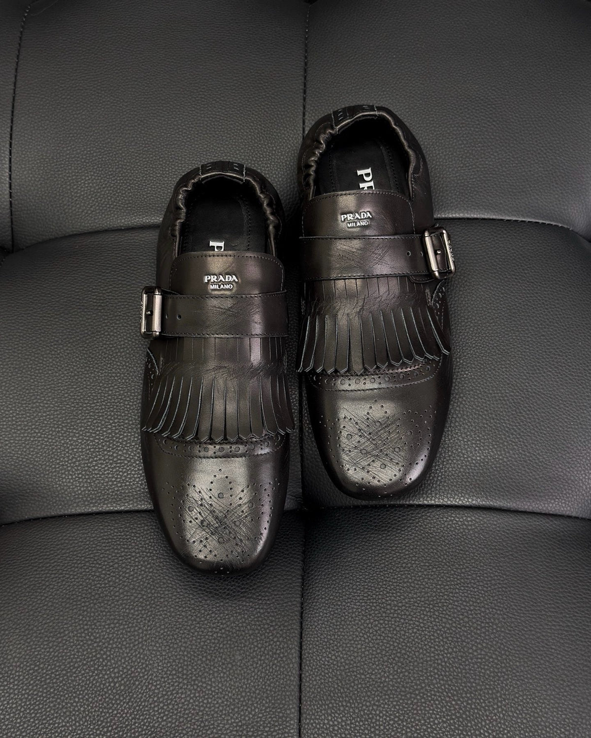 Dunkelbraune und schwarze Mules