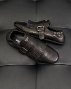 Dunkelbraune und schwarze Mules