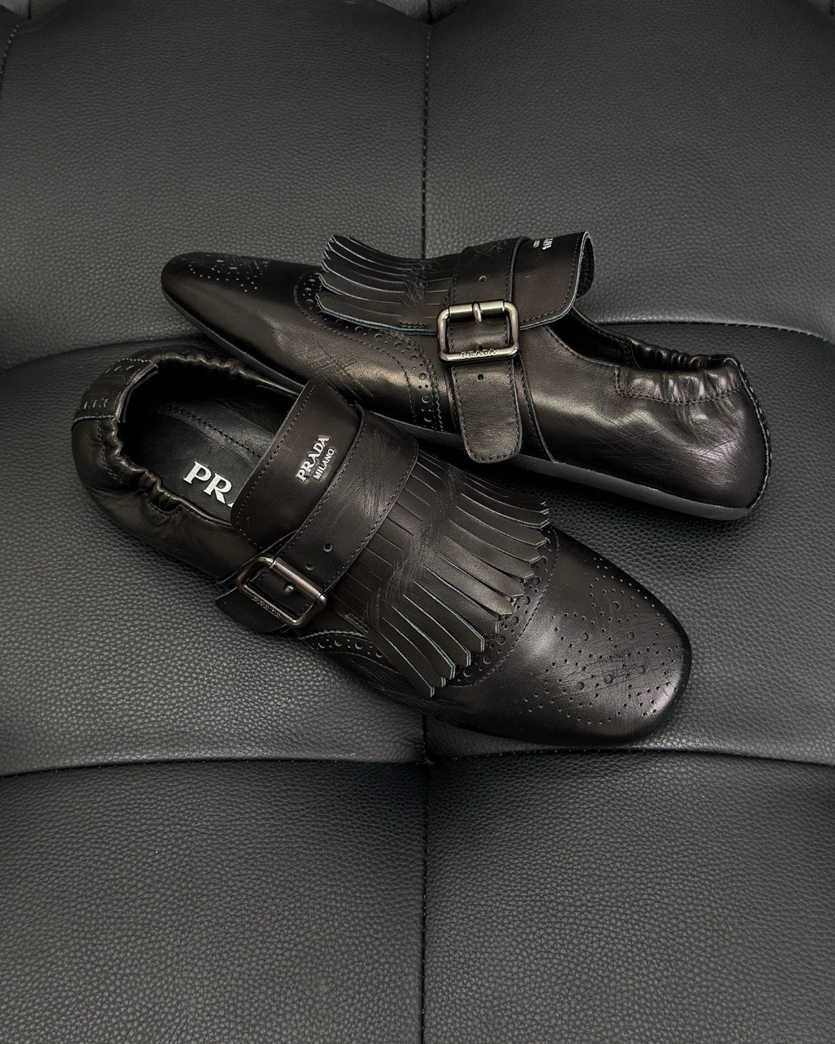 Dunkelbraune und schwarze Mules