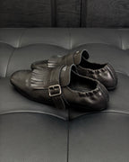 Dunkelbraune und schwarze Mules