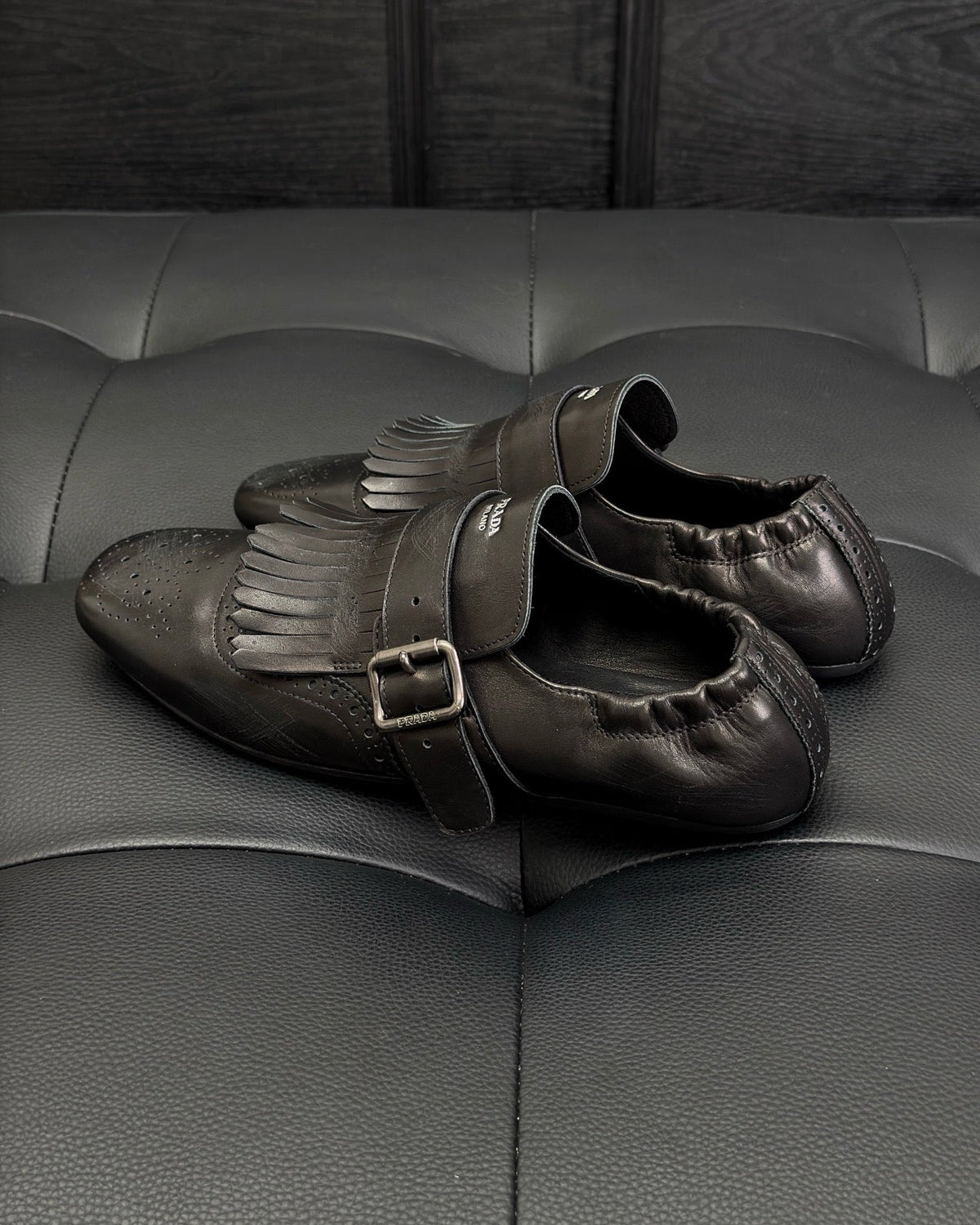 Dunkelbraune und schwarze Mules