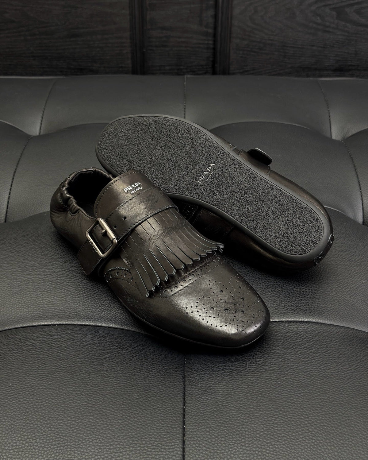 Dunkelbraune und schwarze Mules
