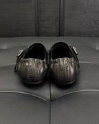 Dunkelbraune und schwarze Mules