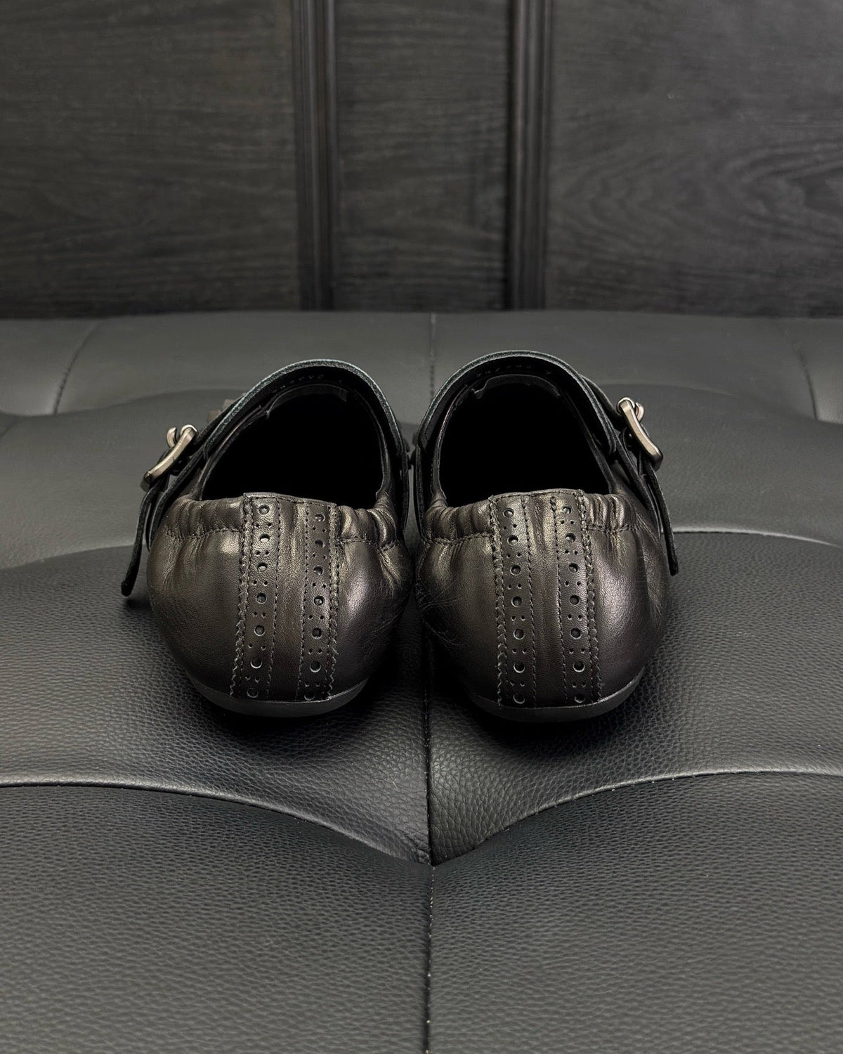 Dunkelbraune und schwarze Mules