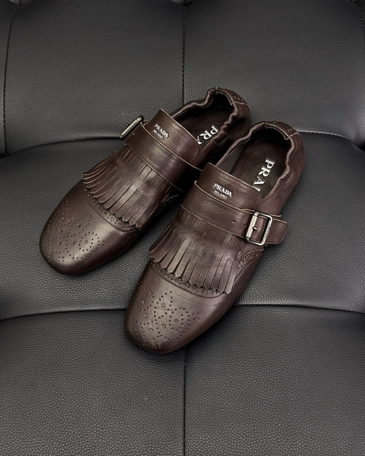 Dunkelbraune und schwarze Mules