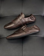 Dunkelbraune und schwarze Mules