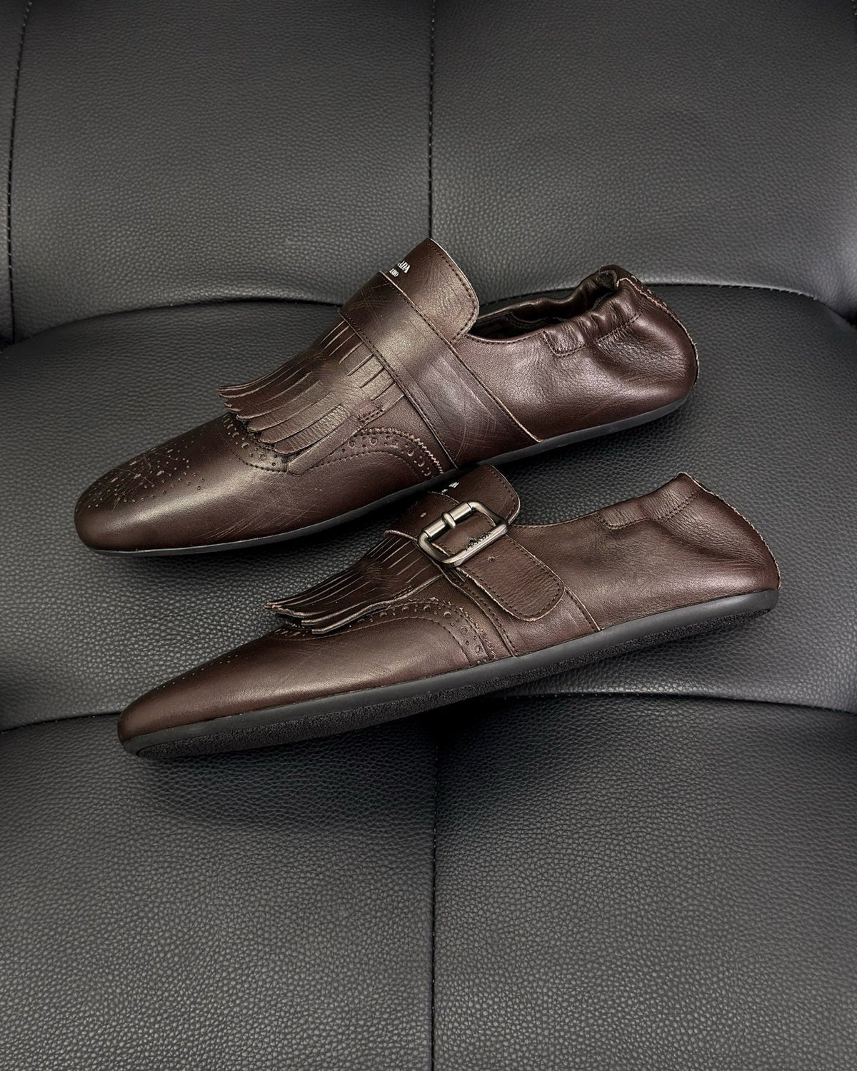 Dunkelbraune und schwarze Mules
