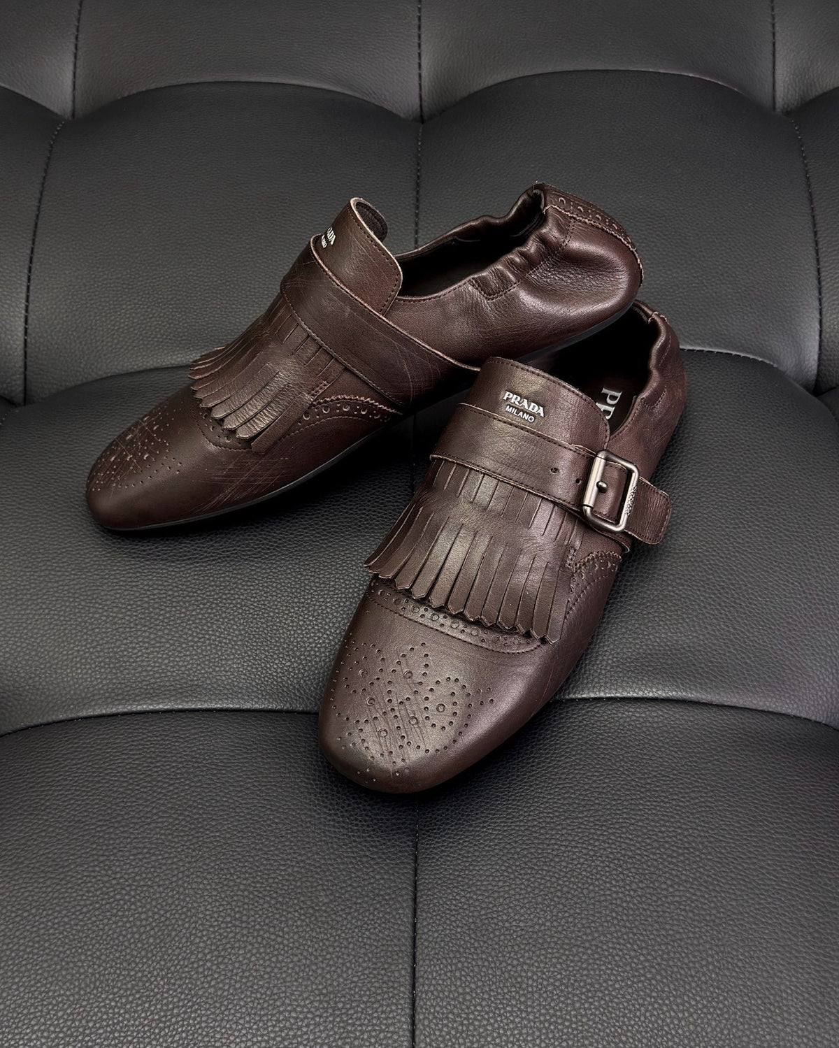 Dunkelbraune und schwarze Mules