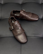 Dunkelbraune und schwarze Mules