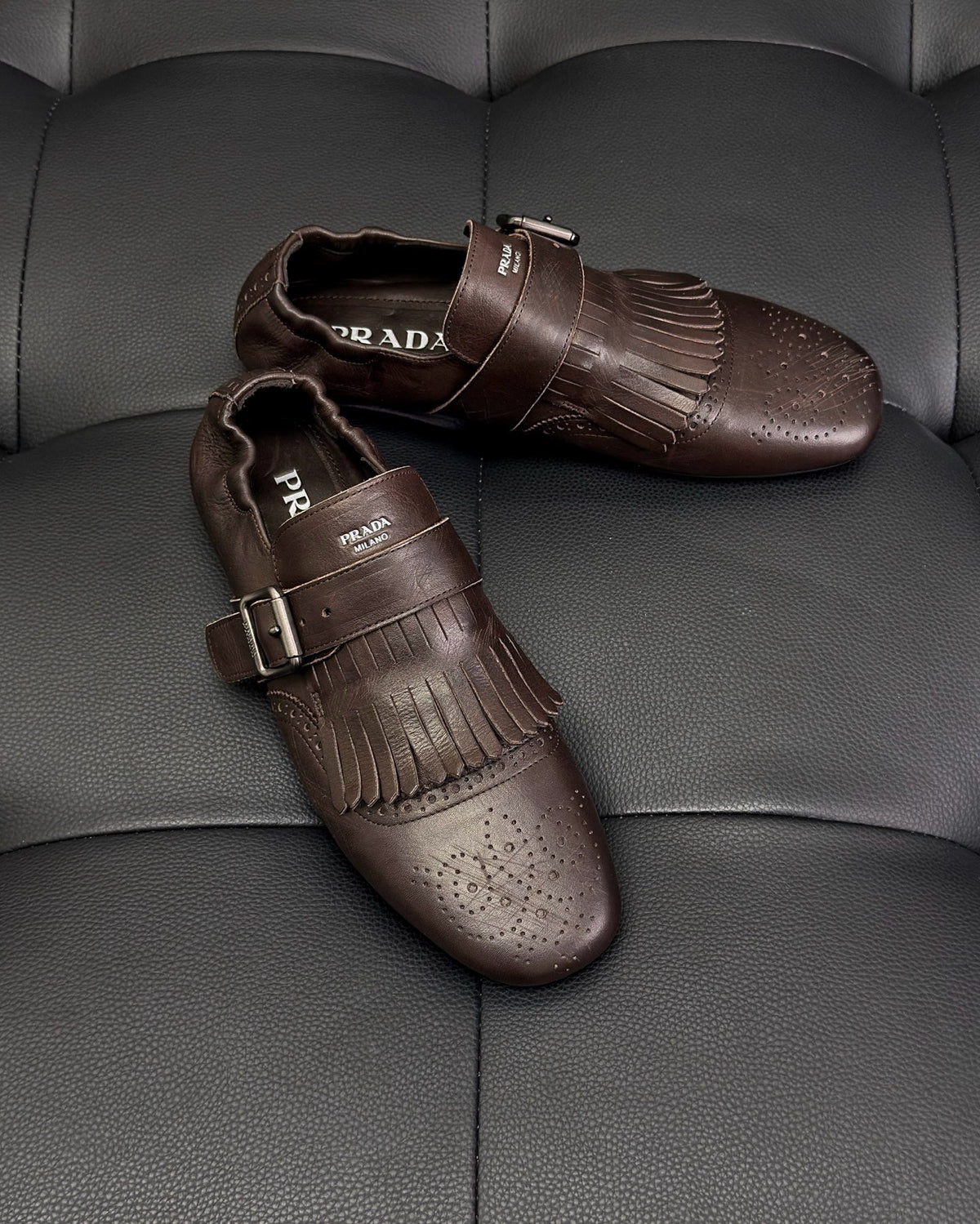 Dunkelbraune und schwarze Mules
