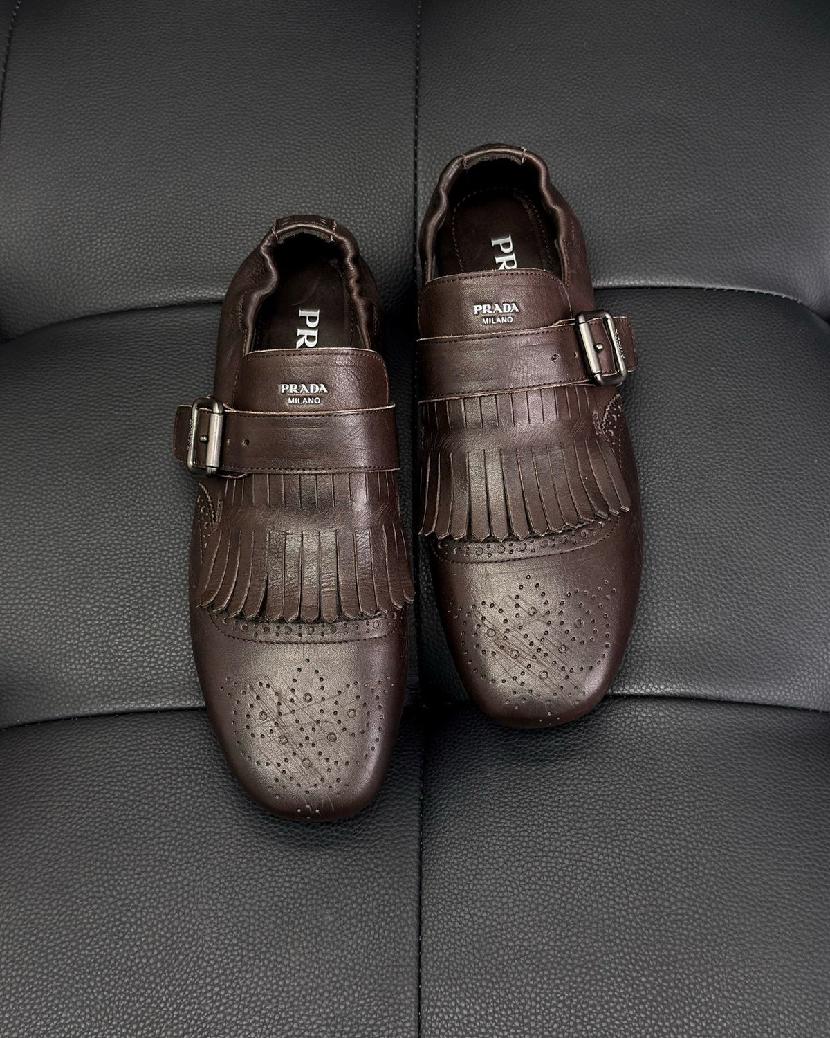 Dunkelbraune und schwarze Mules