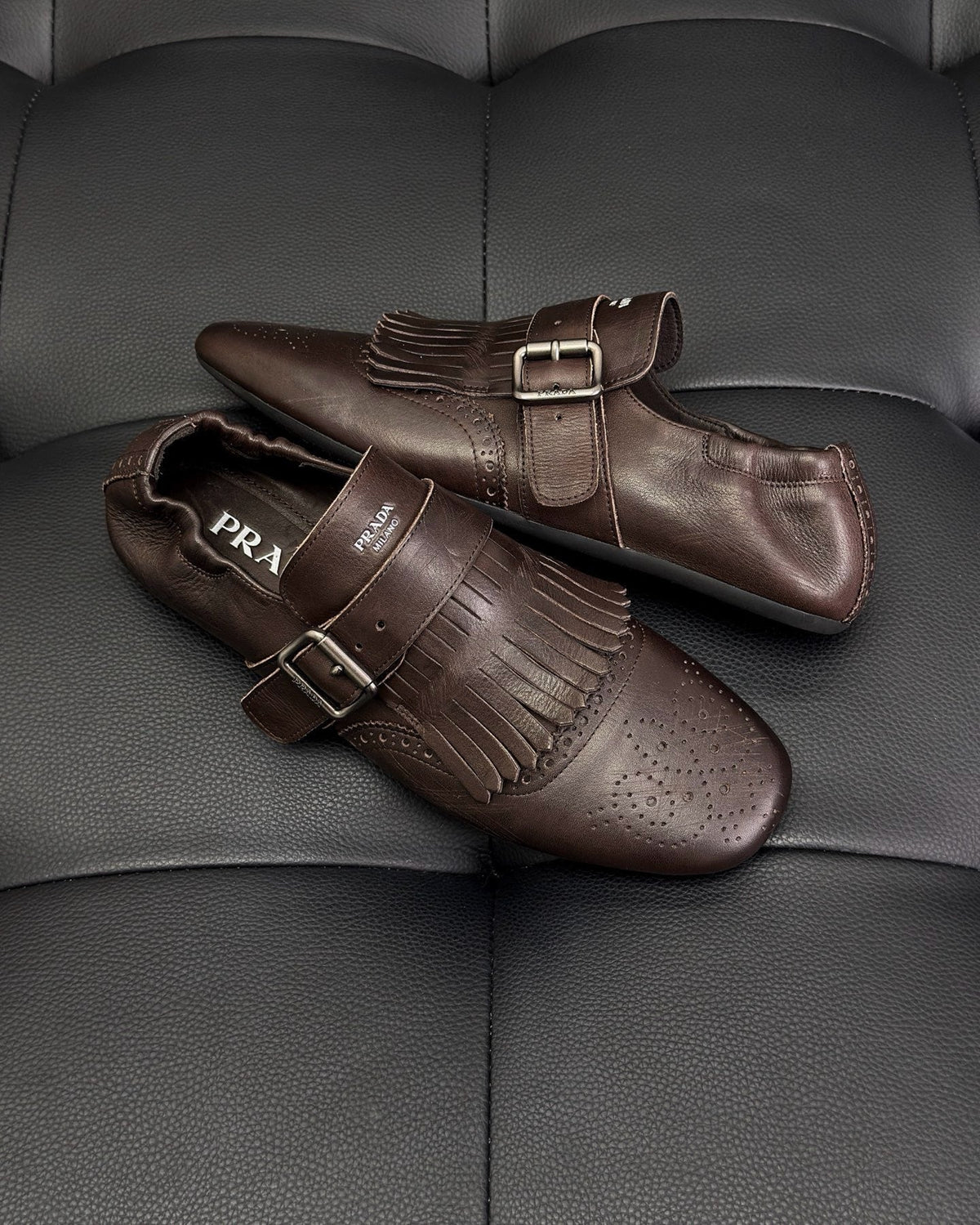 Dunkelbraune und schwarze Mules
