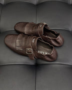 Dunkelbraune und schwarze Mules