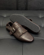 Dunkelbraune und schwarze Mules