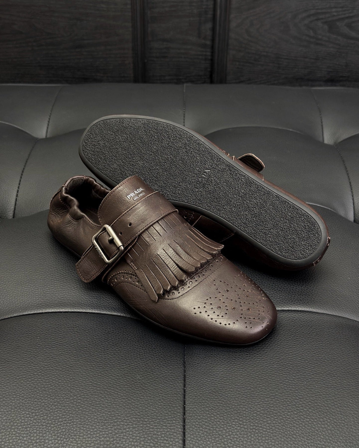 Dunkelbraune und schwarze Mules