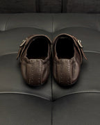Dunkelbraune und schwarze Mules