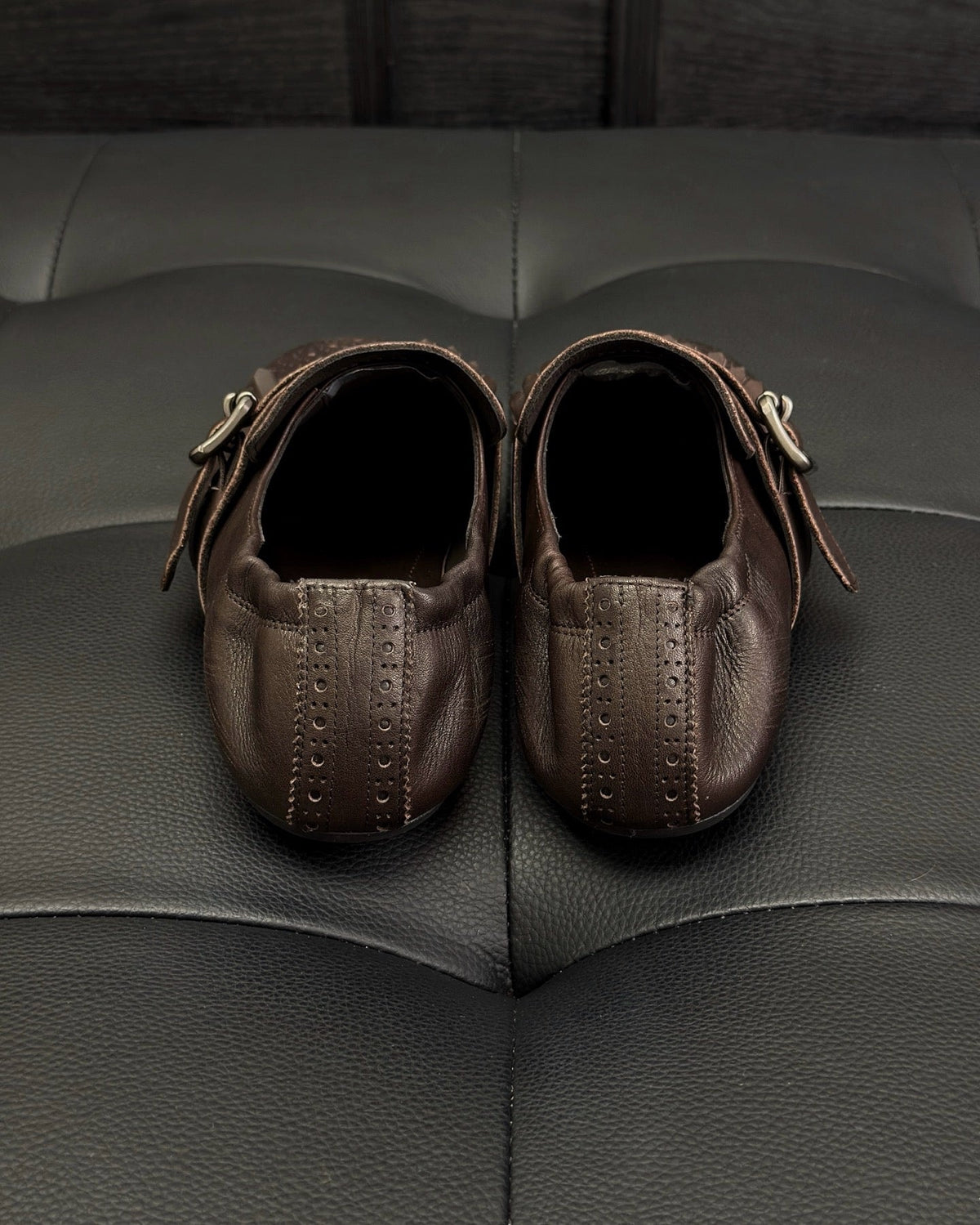 Dunkelbraune und schwarze Mules