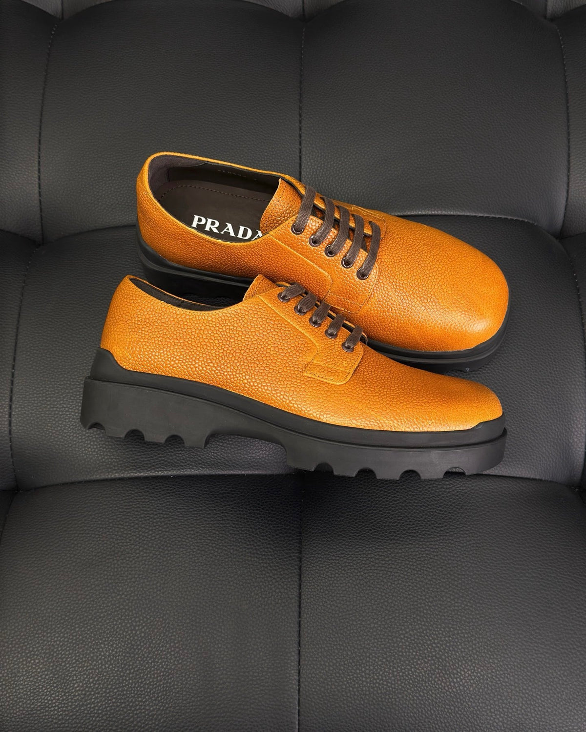 Schwarz-gelbe Derby-Schuhe – Herren