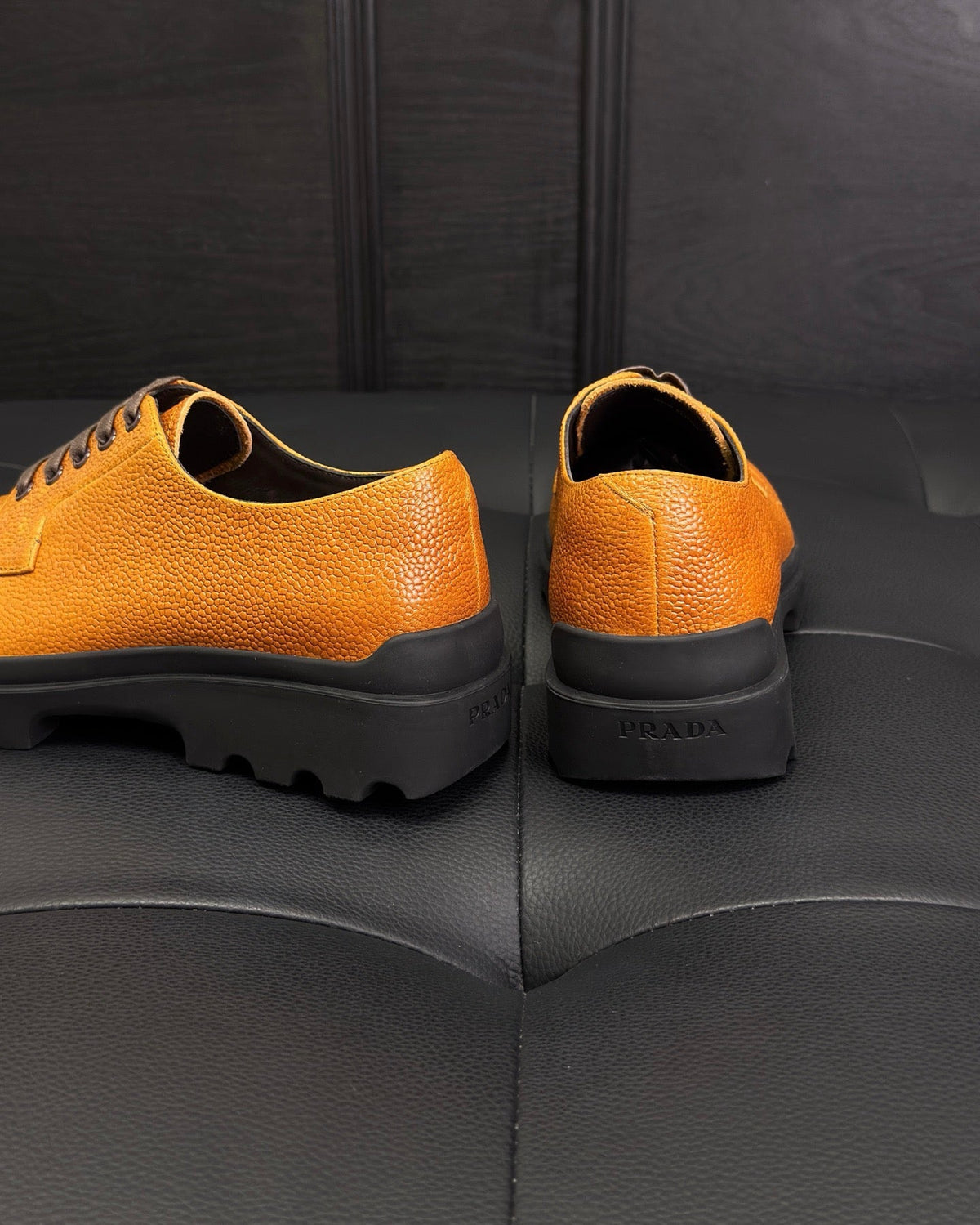 Schwarz-gelbe Derby-Schuhe – Herren