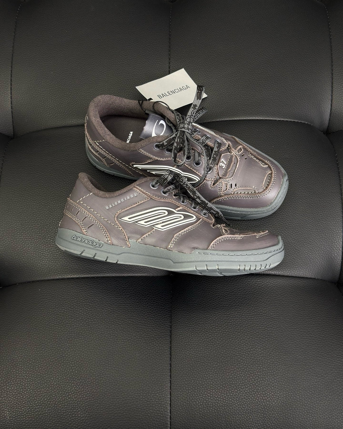 Grau-pinke Laufschuhe