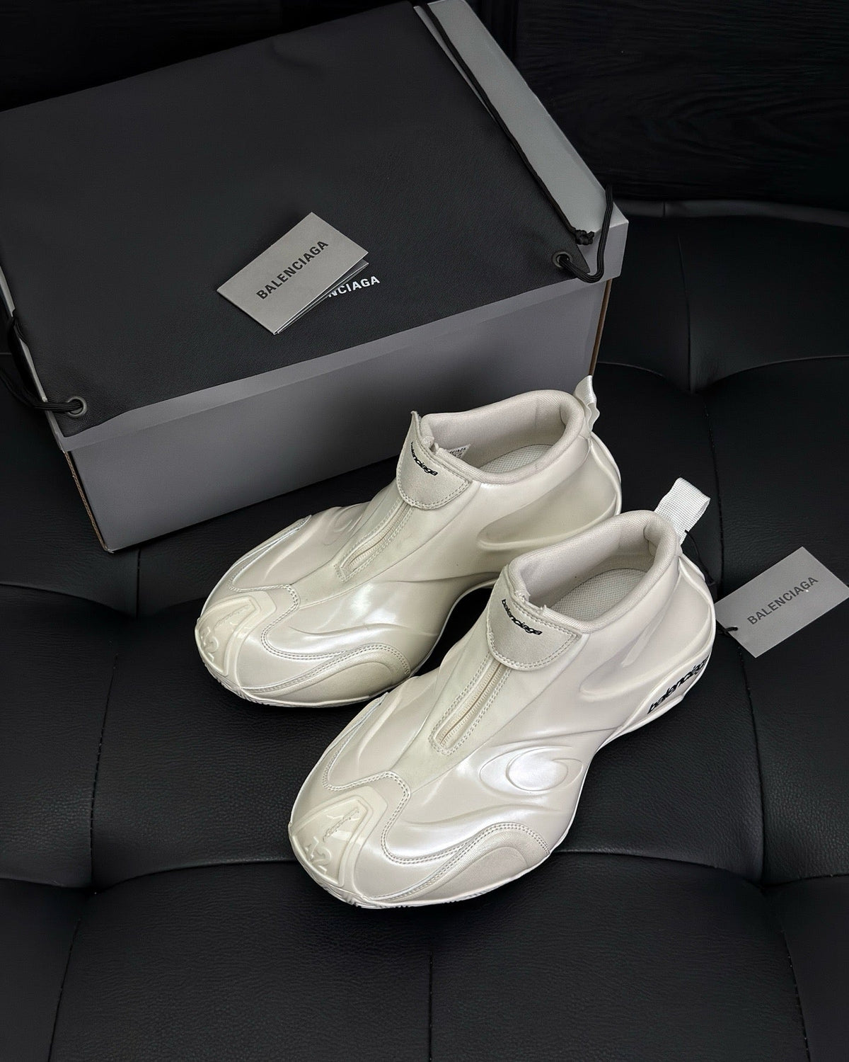Cremefarbener, klobiger Herrensneaker aus geformtem Leder