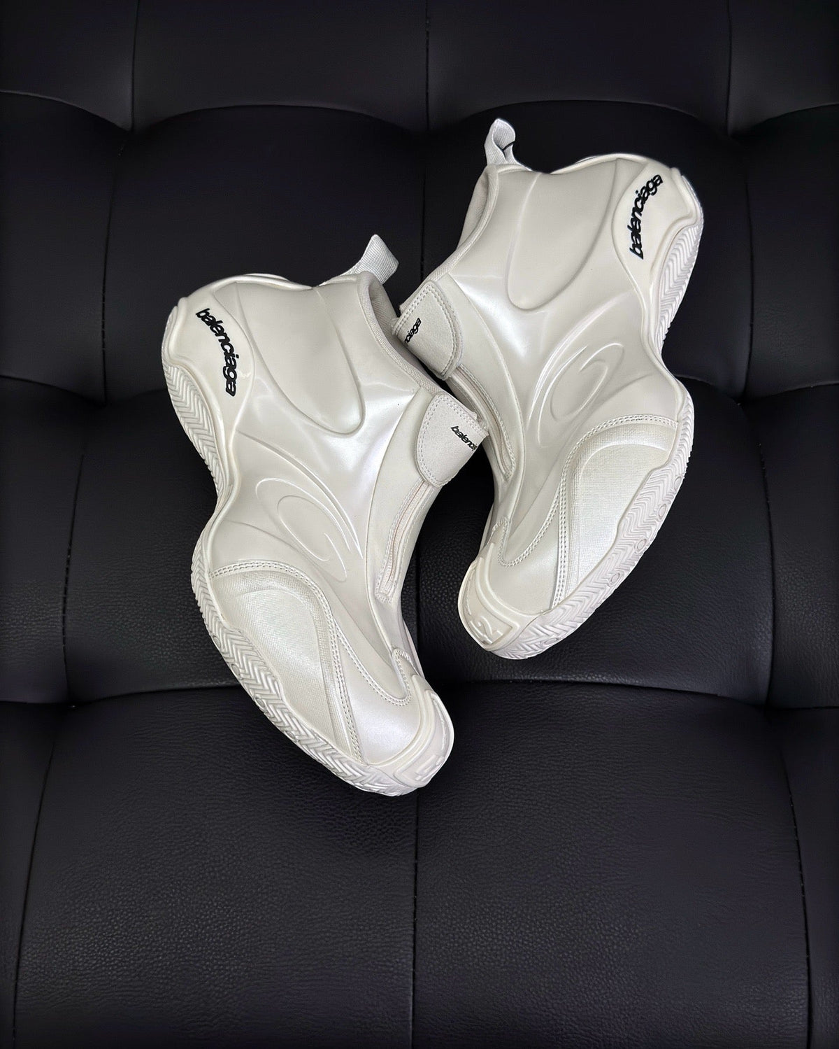 Cremefarbener, klobiger Herrensneaker aus geformtem Leder