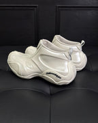 Cremefarbener, klobiger Herrensneaker aus geformtem Leder