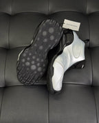 Cremefarbener, klobiger Herrensneaker aus geformtem Leder