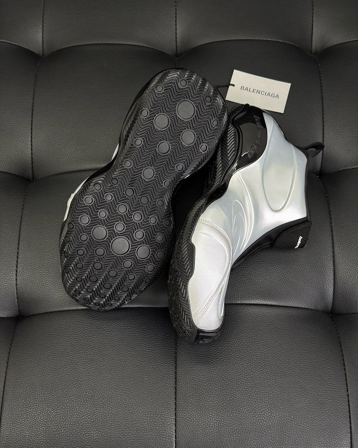 Cremefarbener, klobiger Herrensneaker aus geformtem Leder