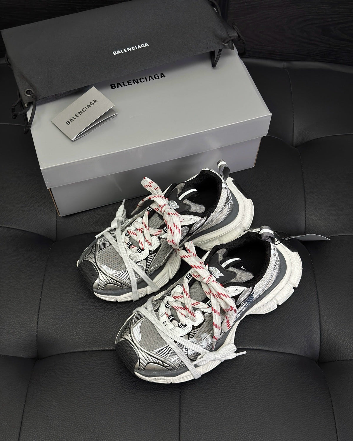 Graffiti-Logo Distressed-Sneaker