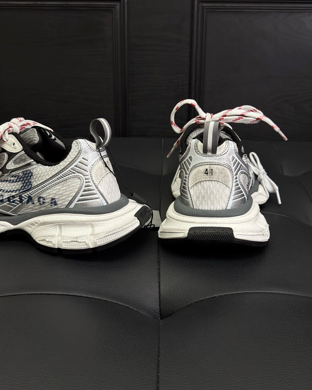 Graffiti-Logo Distressed-Sneaker