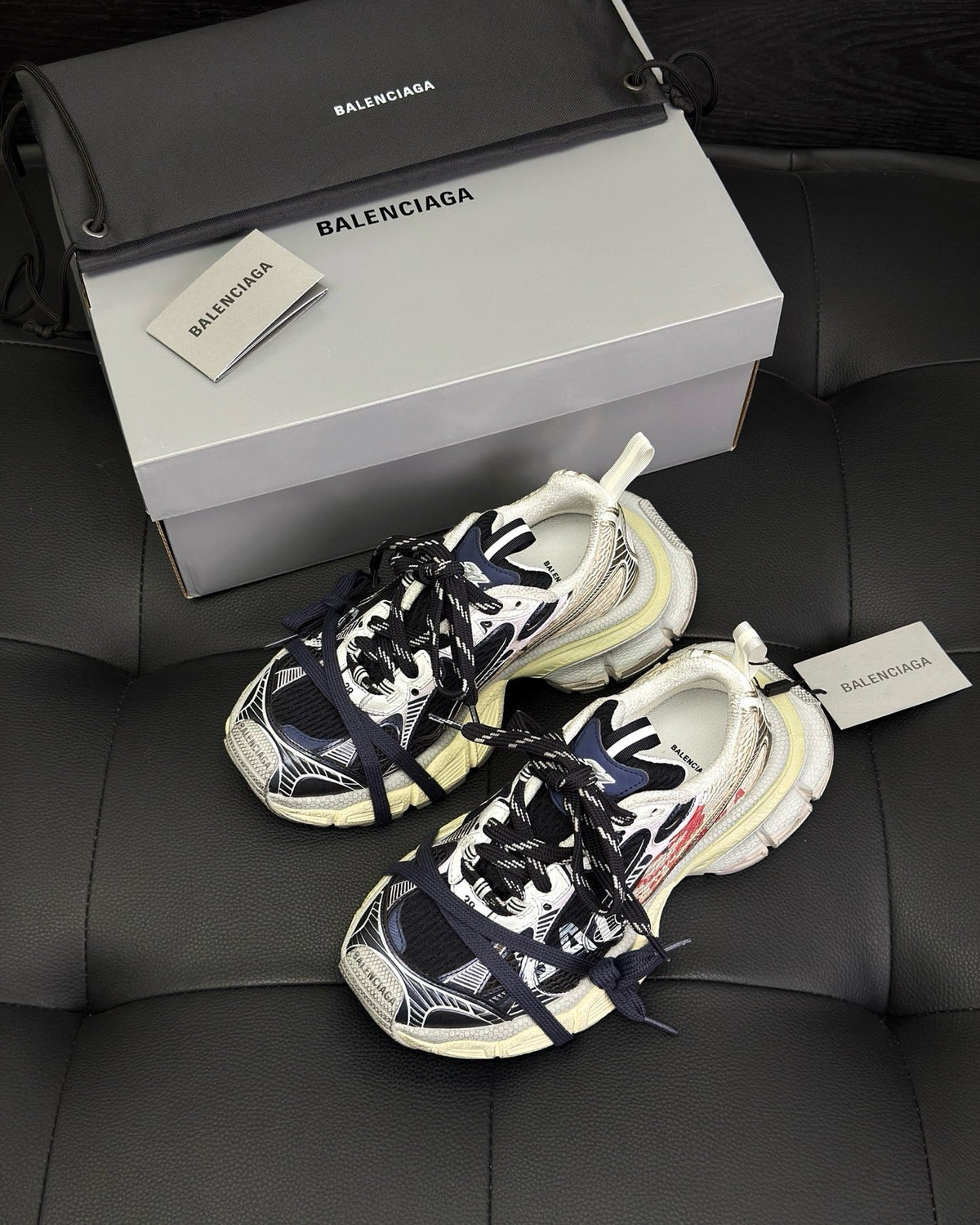 Graffiti-Logo Distressed-Sneaker