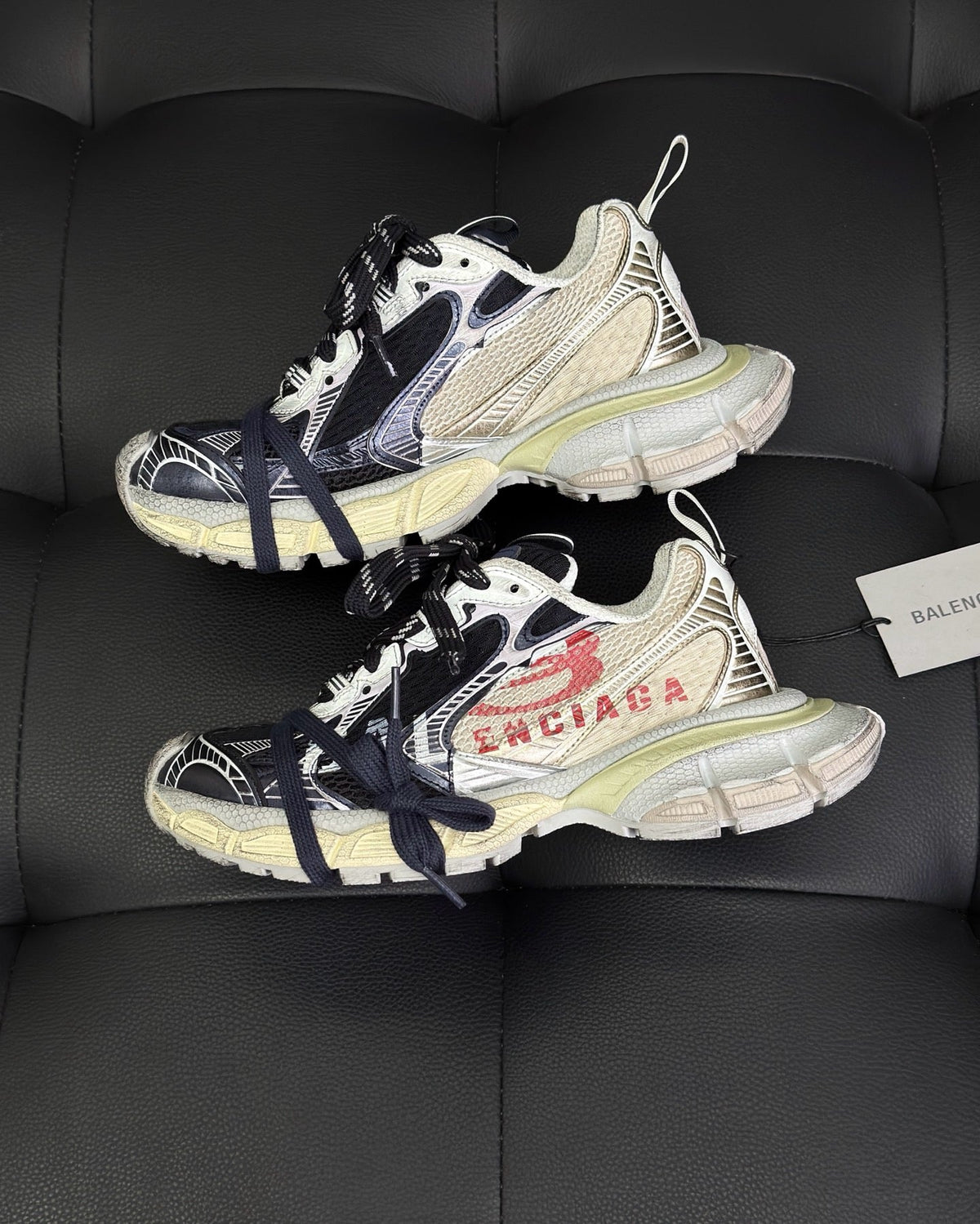 Graffiti-Logo Distressed-Sneaker