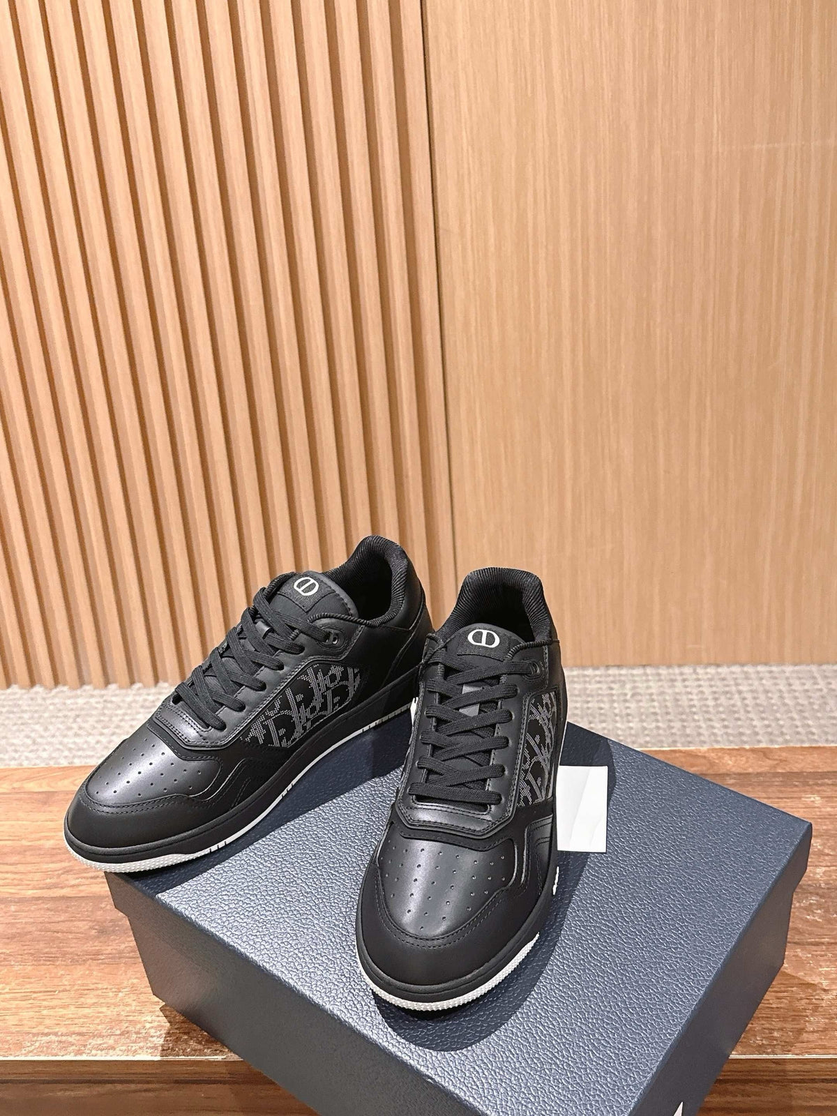 Leather Low-Top Black Grained Sneakers - Men's
