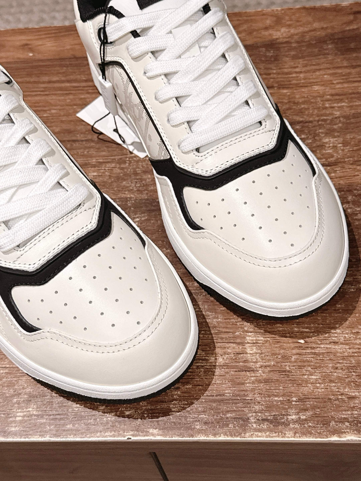 Leather Low-Top Black Grained Sneakers - Men's