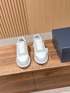 Weiße und graue Turnschuhe