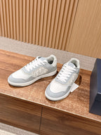 Weiße und graue Turnschuhe