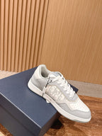 Weiße und graue Turnschuhe