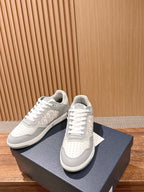Weiße und graue Turnschuhe