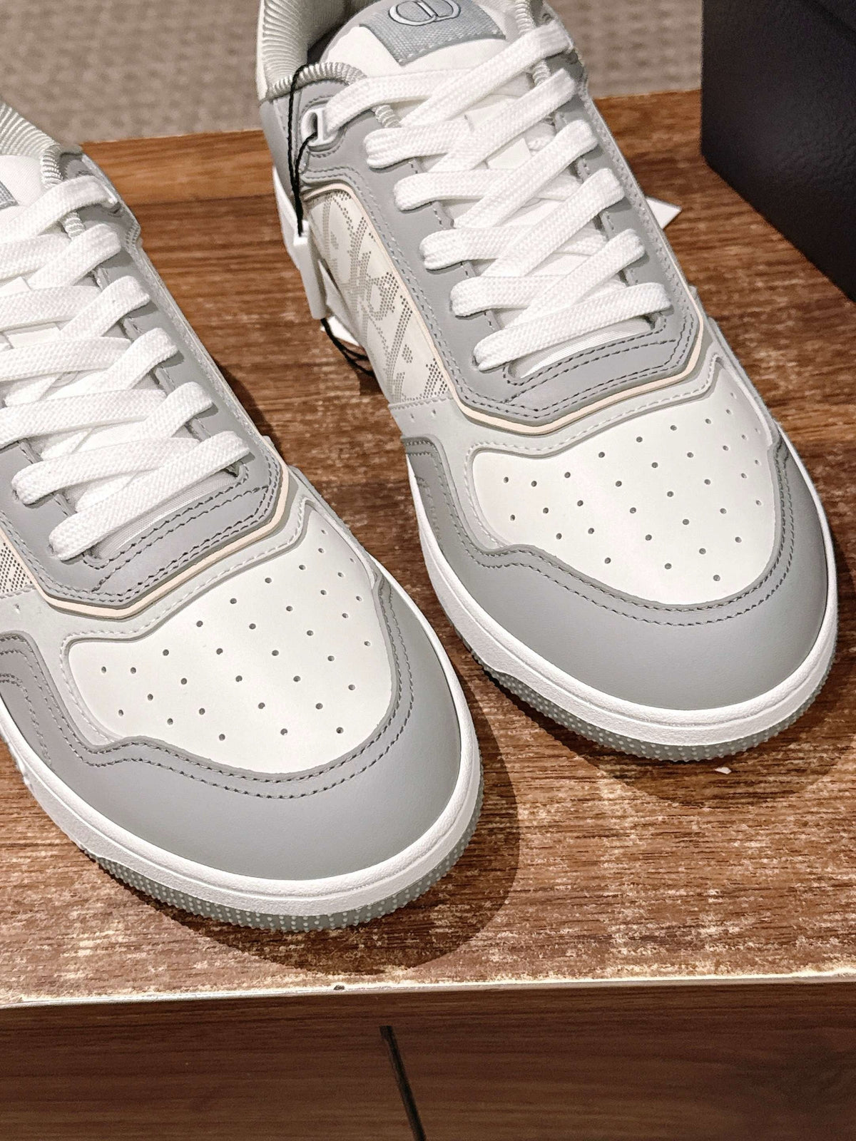 Weiße und graue Turnschuhe