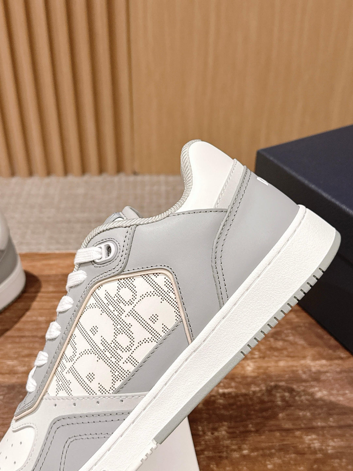Weiße und graue Turnschuhe