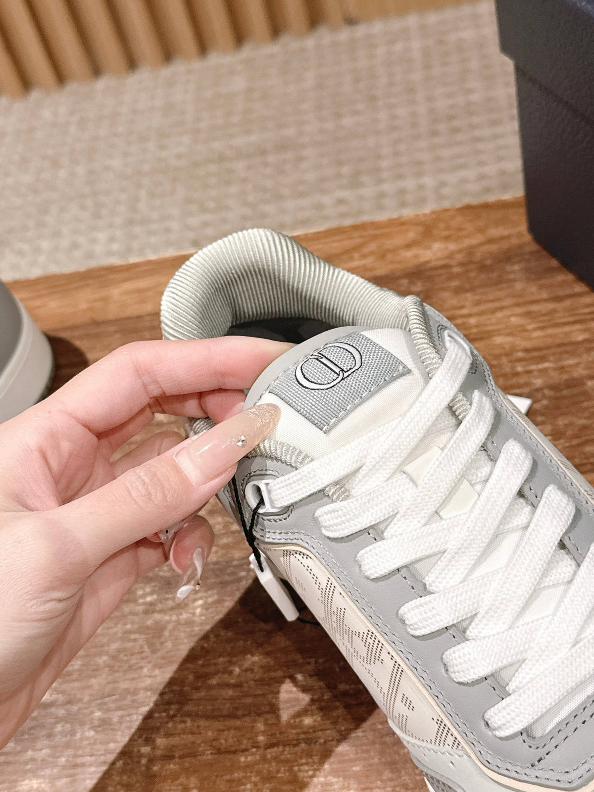 Weiße und graue Turnschuhe