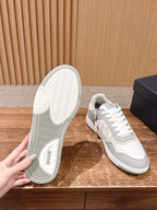 Weiße und graue Turnschuhe