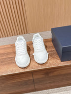 Weiße und graue Turnschuhe