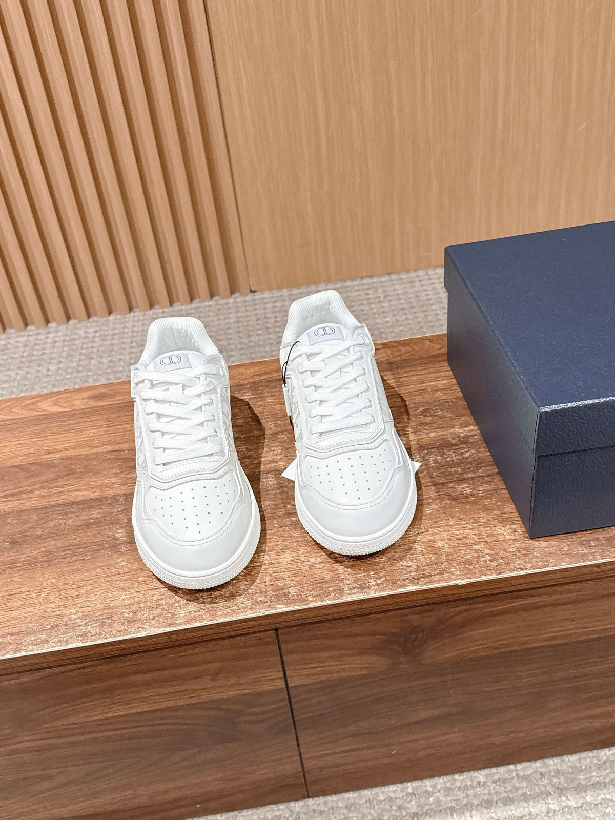 Weiße und graue Turnschuhe