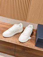 Weiße und graue Turnschuhe